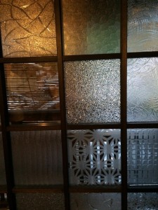 様々なガラスを張り合わせたガラス窓。