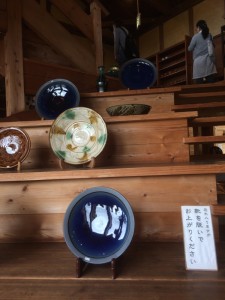 京都の河井寛次郎記念館の構造を手本にしたという吹き抜けがあり、開放的な店内でした。